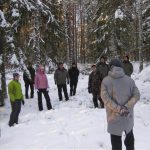 Ryhmä metsässä